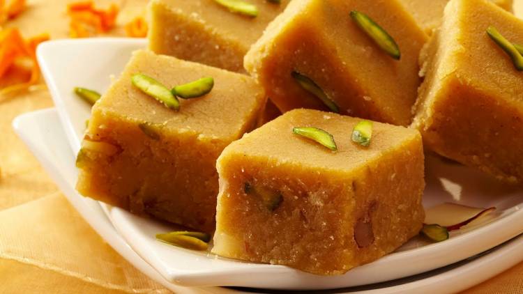 তৈরি করুন বেসন দিয়ে মজাদার বরফি