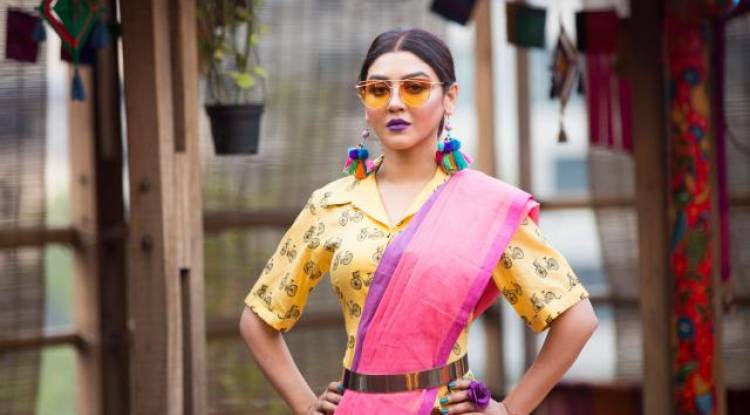 টপের সাথেও পড়তে পারেন শাড়ী